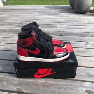 Säljer nu mina Jordan 1 High Patent Bred nu när dem är för små (strlk 44,5). Finns märken på insidan av skorna som är svåra att undvika pga materialet som skorna är gjorda av. Allt på bilderna medföljer. Skriv för mer bilder. 