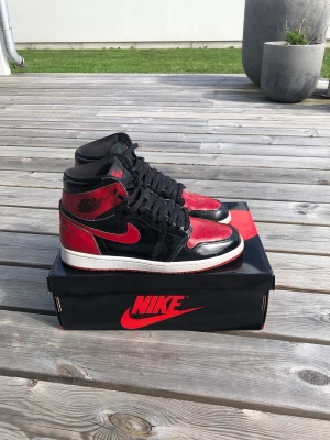 Jordan 1 High Patent Bred  - Säljer nu mina Jordan 1 High Patent Bred nu när dem är för små (strlk 44,5). Finns märken på insidan av skorna som är svåra att undvika pga materialet som skorna är gjorda av. Allt på bilderna medföljer. Skriv för mer bilder. 