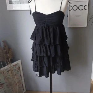 Svart klänning - Så fin volang klänning!