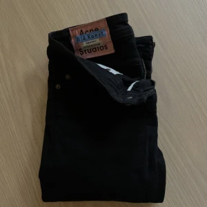 Svarta Skinny Acne Jeans Dam - Svarta Skinny Jeans från Acne, storlek 25/32 med ankle längd. Blivit lite ljusare i färgen tvätten men annars är dom i superfint skick. 