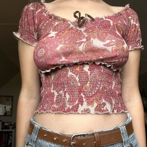 Mönstrad topp - söt mönstrad topp 🪷 sitter tajt på mig som är en xs/s