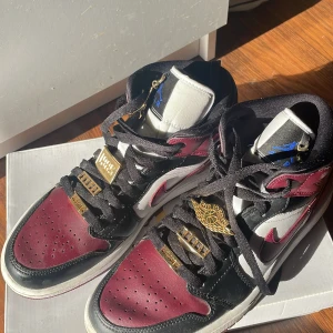 Nike Air jordan 1 Dark Beetroot mid - Jordans köpta för cirka 2 år sedan i super bra skick, endast använda ett fåtal gånger. Säljer pga att de inte kommer till användning. Tillkommer creaseskydd i skon samt original boxen. Köpta för 3500 kr.