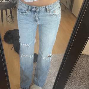 Säljer dessa superfina jeans köpta här på Plick men i början från Zara!🤩 Säljes då de tyvärr var några storlekar för stora…😙Priset kan diskuteras och frakt tillkommer!💘 (LÅNADE BILDER)