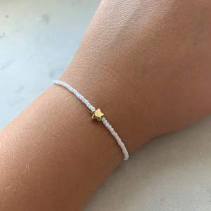 Ett jätte fint och trendigt Stockholmsstil armband men vita pärlor och en guldig stjärna. I nyskick!⚡️⚡️⚡️💗