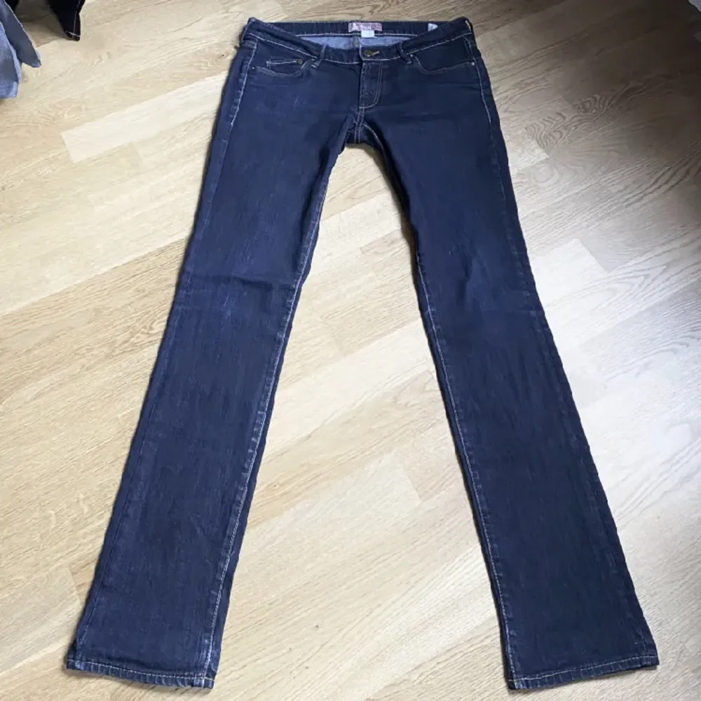 Säljer vidare dessa jeans som jag tidigare köpt på Plick!😙 Märket är H&M. De har tyvärr inte kommit till användning då de var för stora, därav säljs dom!💘 Hör av er vid frågor, priset kan diskuteras och frakt tillkommer!☺️ (LÅNADE BILDER). Jeans & Byxor.