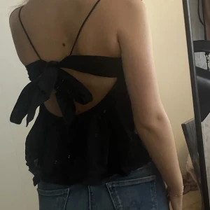Linne från zara  - Säljer detta svarta linne från zara har en väldigt fin knytning i ryggen