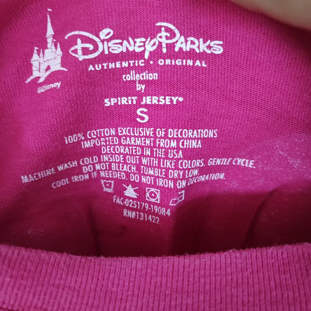 Cerise långärmad tröja från Disneyworld storlek small. Rymlig modell, smalare nertill. Bomull men jag gillar lite tunnare material så använder den aldrig. Jag är en medium o kan ha den, jag är 157 lång.. Hoodies.