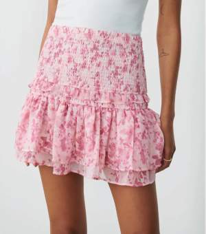 Säljer nu min fina kjol från Gina i storlek xs! Kan passs som xxs oxå💓 använd 3-4 gånger knappt, den ligger i tvätten just nu o ska tvättas innan jag skickar den💞 köpt för 360 o säljer för 250