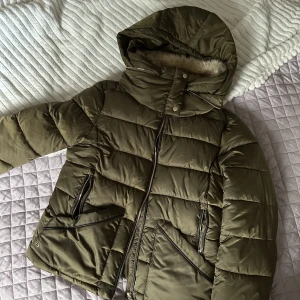 Vinterjacka Zara - Storlek M, fuskpäls på luvan. Använd fåtal gånger, jättefint skick. Man kan stänga luvan i dragkedjan vid nacken