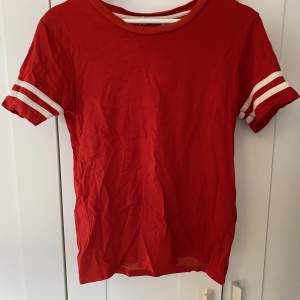 Röd levi’s T-shirt, fint skick. Strl xs men större i storleken (sitter bra på mig som har strl m)