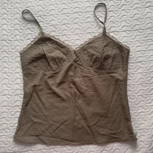 As gullig topp - I nyskick 👌🏼står M men passar nog S Tryck ej på köp nu 