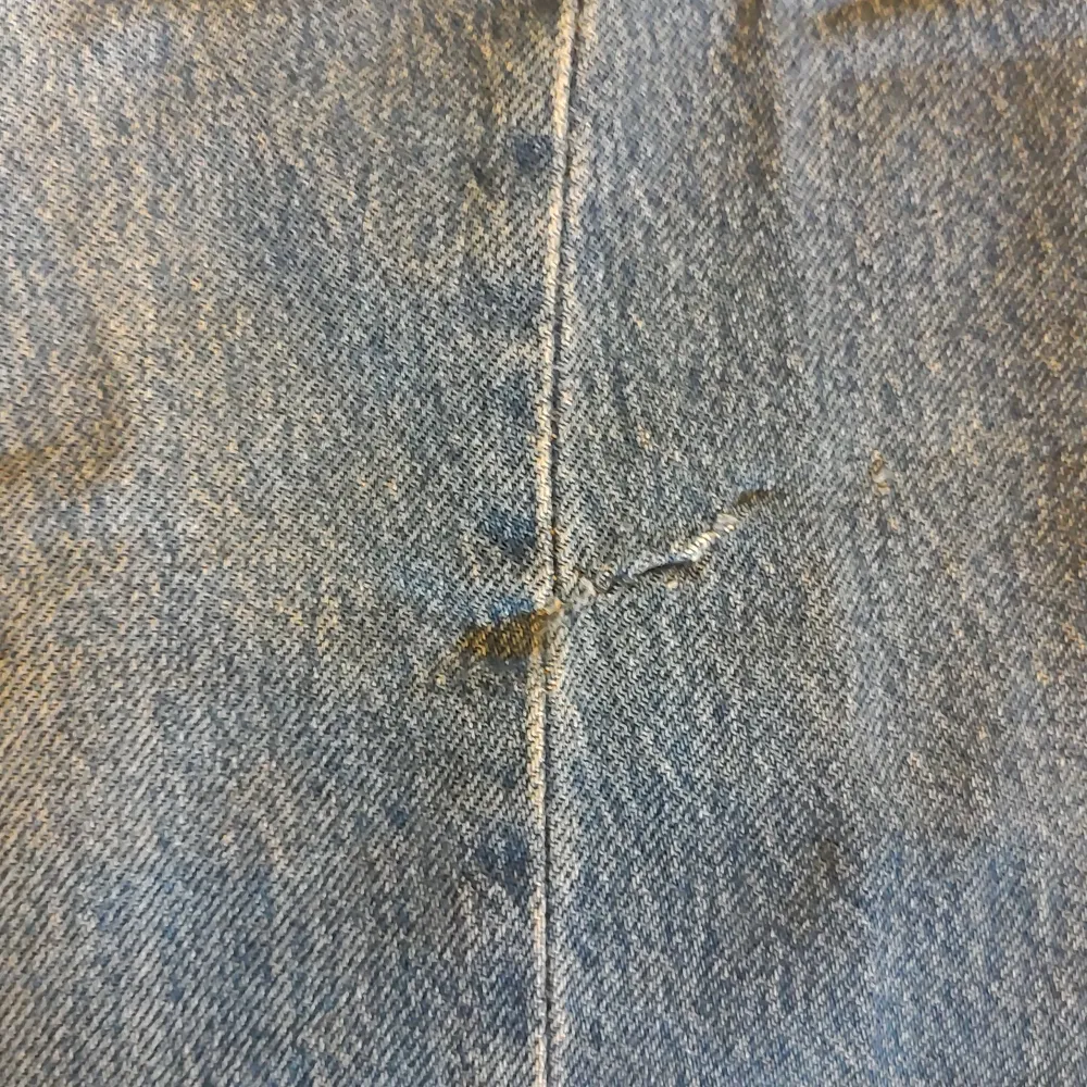 Jag säljer ett par blå Bershka jeans, '90s wide, stl 34. Lite nötningar nertill på båda byxbenen samt en liten lagning vid yttre sömmen på vänster ben. . Jeans & Byxor.