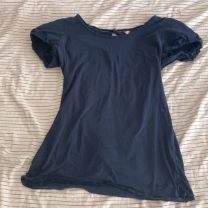 Blå tröja - Jag säljer den här jättesöta marinblåa tröjan💌 den är köpt på sellpy och jag vet inte riktigt vad det är för märke🎀tröjan är i bra skick och jag har aldrig använt den❤️