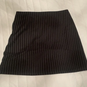 Kjol från MONKI - Helt oanvänd kjol med prislappen kvar, i strl 40