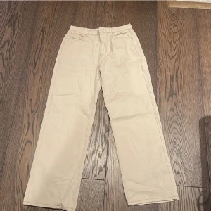 Beiga jeans - Beiga jeans från Shein som är raka. Köpta här på plick men för stora för mig så enbart testade av mig. Storlek M.