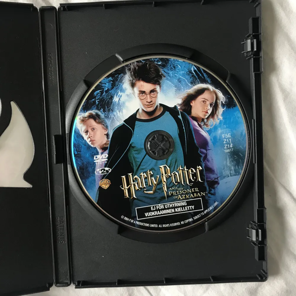 Filmen ”Harry Potter och fången från Azkaban” på DVD. Det är den tredje filmen i serien. Mycket bra skick på både själva skivan och fodralet.. Övrigt.