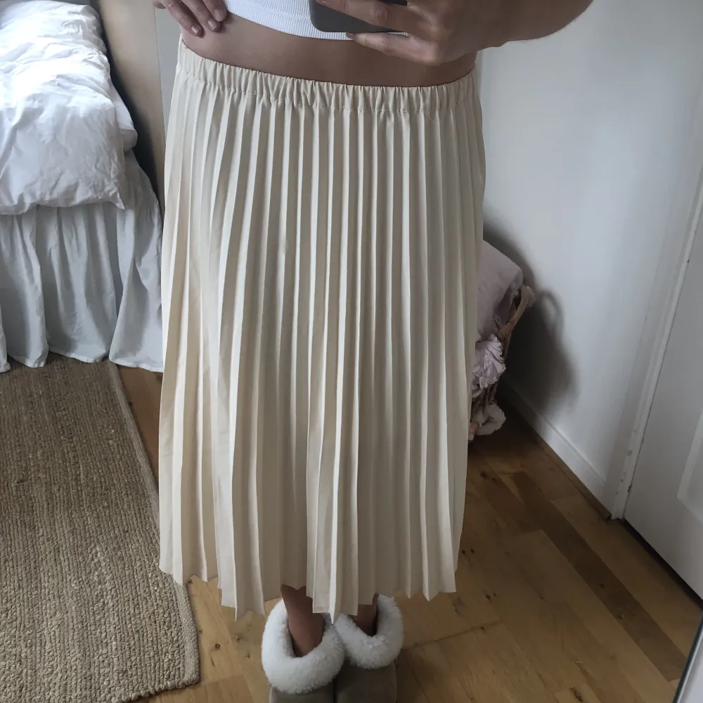 SÄNKT PRIS!!! Snygg veckad kjol från Ginatricot💛går att ha både högmidjad och lågmidjad⭐️ storlek 36!!. Kjolar.