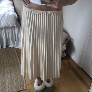 SÄNKT PRIS!!! Snygg veckad kjol från Ginatricot💛går att ha både högmidjad och lågmidjad⭐️ storlek 36!!