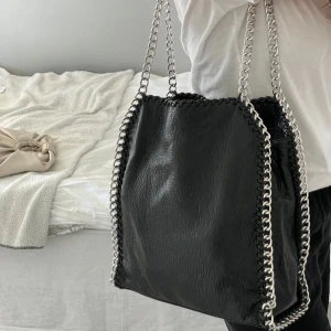 TIAMO väska  - Säljer min stora TIAMO väska då den inte kommer till användning. Bra storlek och snygg med silver kedja ❤️