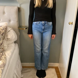Jeans - Högmidjade jeans i stl s/32 Frakt ingår ej