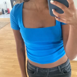 Topp - Söt blå topp som endast är använd några fåtal gånger.