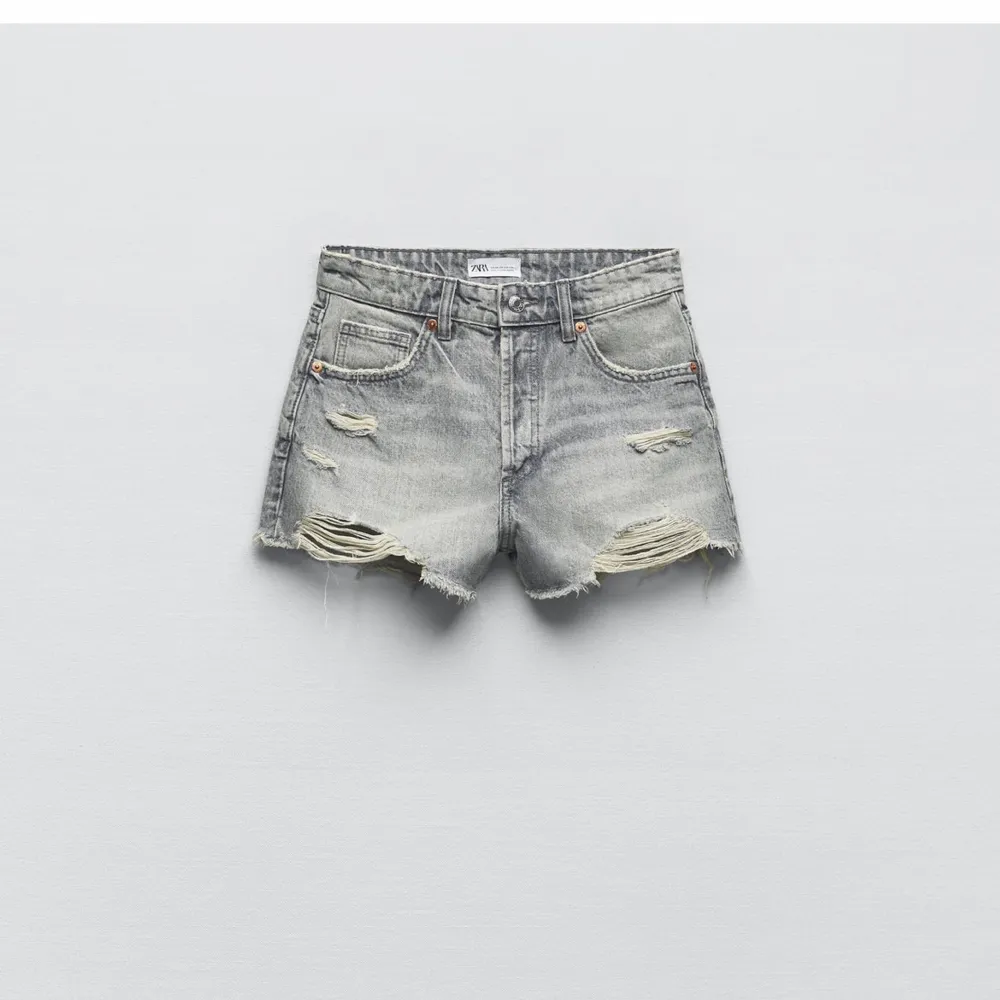Säljer mina nya fina gråa jeans shorts från zara storlek 36,säljer pågrund av ej kommit t andvändning  Pris : 250 + frakt . Shorts.