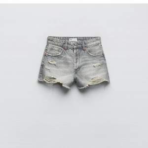 Säljer mina nya fina gråa jeans shorts från zara storlek 36,säljer pågrund av ej kommit t andvändning  Pris : 250 + frakt 