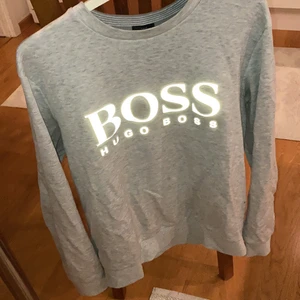 Hugo boss tröja, storlek M - Plagget är i bra skick helt utan fläckar och andr skador. Nypris var 999kr 