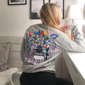 Målad sweatshirt!! - En till lejon tröja Såld!! Men skriv gärna vid intresse, finns i alla möjliga färger💖💖💖