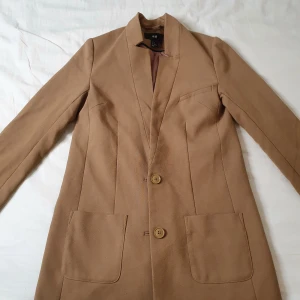 Kappa/kavaj - Från H&M, lite nopprig på insidan som går att ta bort