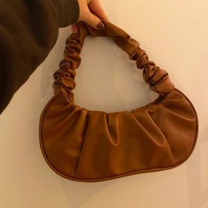 Brun väska - Så fin väska är helt oanvänd säljes för 60kr och frakt 66kr 😊