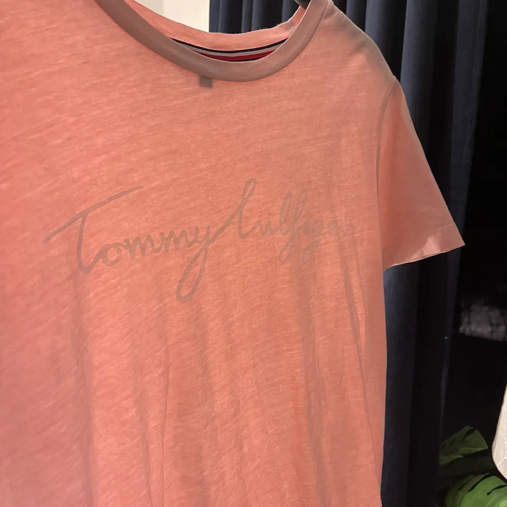 Säljer denna T-shirt från Tommy Hilfiger! Sparsamt använd 🤍 storlek XS men sitter bra på mig som är en S 💕 säljer för 100kr eller bud!. T-shirts.