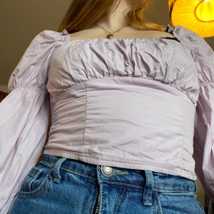 Söt & somrig topp💘 - Säljer denna jättefina toppen som passar så bra nu när våren & sommaren kommer! Den är i bra skick 💜