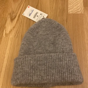 Mössa  - Helt ny mössa från zara i storlek M men passar mig med ganska litet huvud. Köparen står för frakt.