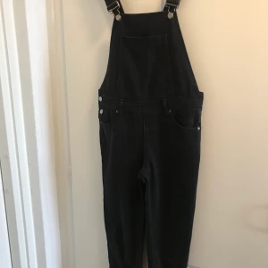 Jumpsuit / dungaree svart - S / 36 - Very nice dungaree but sadly too small for me. Happy to pass it on ☺️