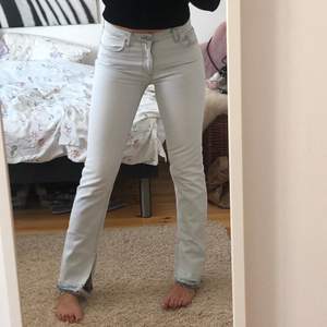 Jeans från Zara 💓 Köpta i våras, bra skick. Långa ben!