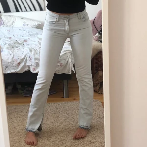 Zara jeans - Jeans från Zara 💓 Köpta i våras, bra skick. Långa ben!