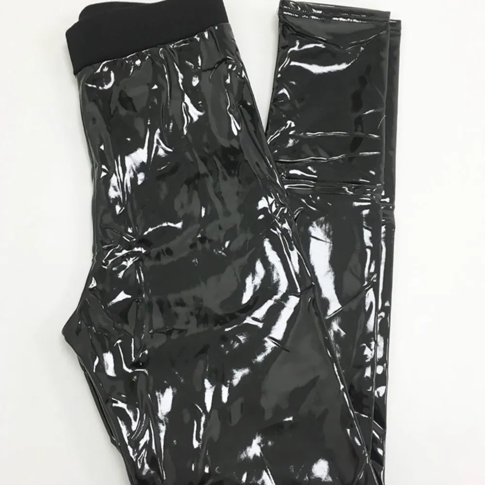 Svarta lackbyxor. De är jätte stretchiga och supersköna. Materialet är mjukt/lent och inuti är ett fleece liknande material. Låter inte när man går.. Jeans & Byxor.