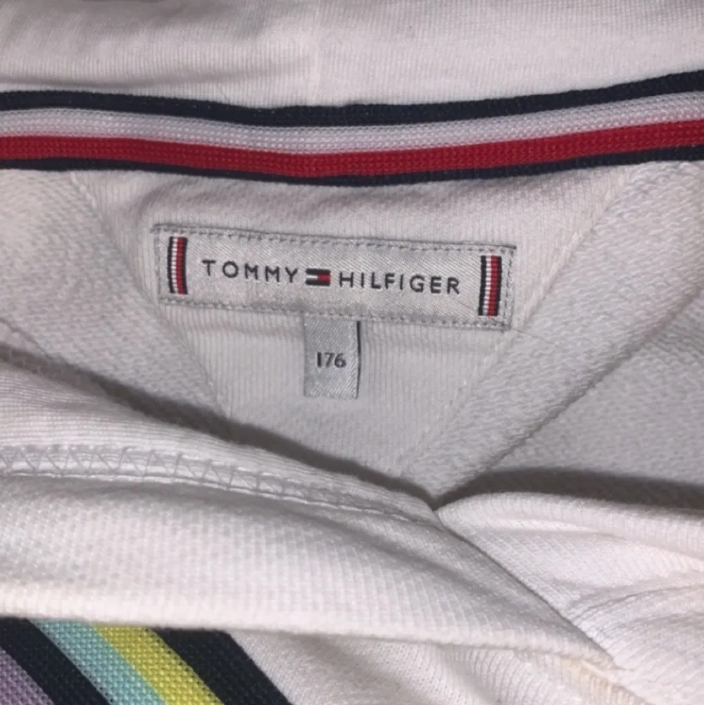 Hejsan! Säljer denna Tommy hilfiger hoodie. Inga fläckar eller något konstigt! När storlek 176 som är M. Kommer ifrån kidsbrandstore! Skriv för intresse!❤️. Hoodies.