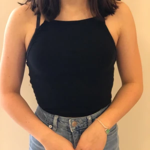 Svart linne - cropped linne som är super fint! 50kr plus frakt.