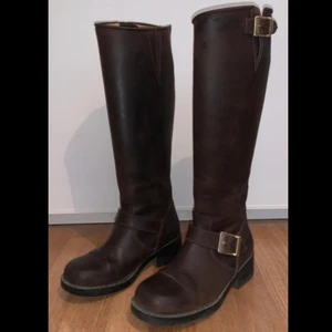 Johnny Bulls - Ett par bruna höga Johnny Bulls med guld detaljer. Är i storlek 37 men passar även storlek 38. Är i bra skick