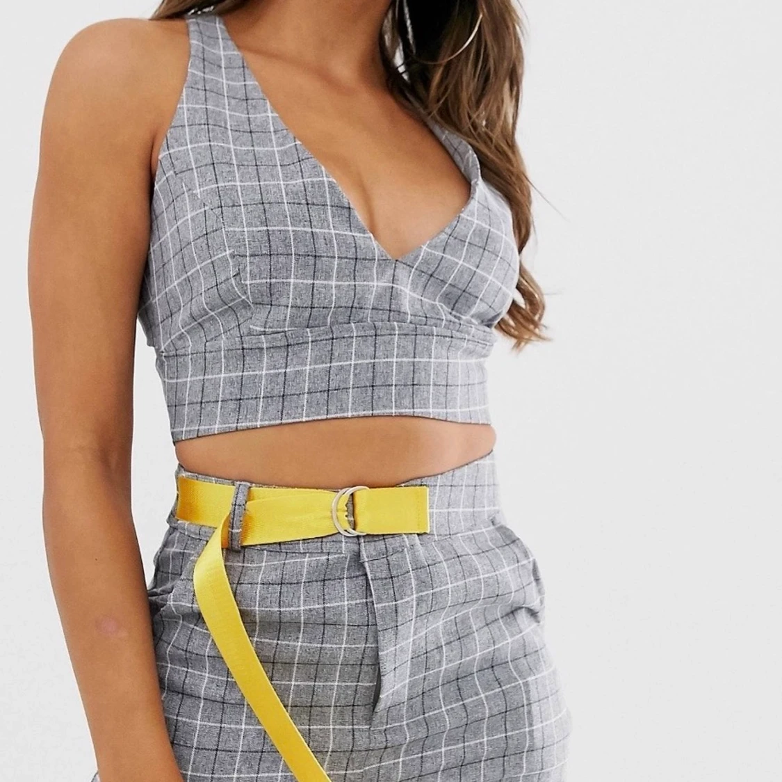 Grårutig croptop med korsad rygg - 90