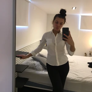 Skjorta - Vit figursydd skjorta från HM. Använd endast vid 1 tillfälle. Den är lite see through men har man mindre byst är det inga problem. Frakt tillkommer😘