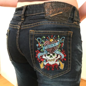 Ed Hardy jeans - Svincoola mörkblåa lågmidjade Ed Hardy jeans. Väldigt trendiga och görs ej längre. Storlek 29 men mycket små i storleken och passar en XS/S. Buda från 300💞