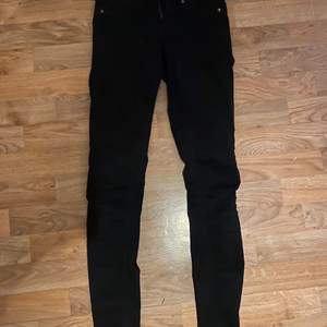 Stretchiga svarta jeans 