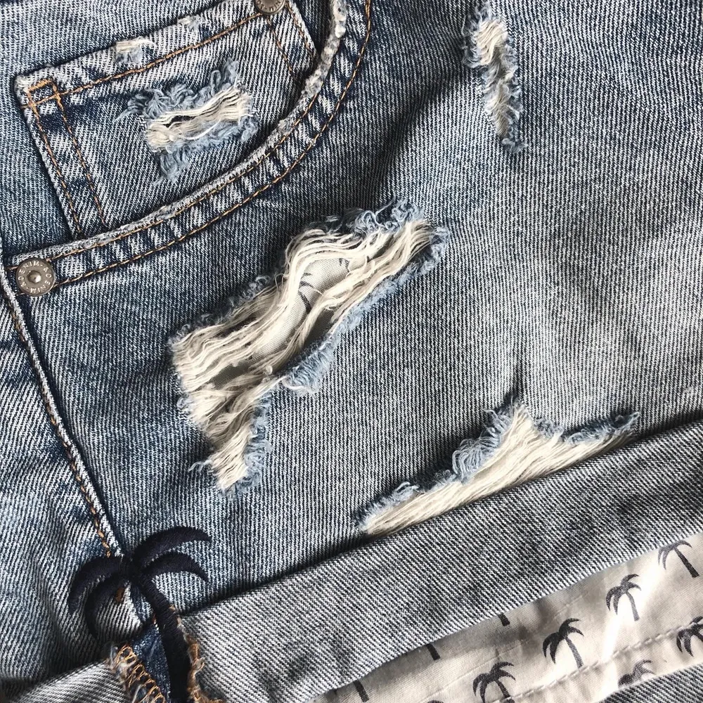 Snygga, somriga jeansshorts i storlek 40, aldrig använda, nyskick, Från H&M. Shorts.