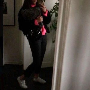 Skrikrosa stickad polotröja  - Sparsamt använd. 