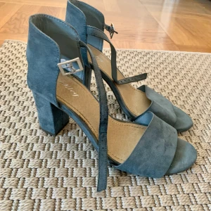 Blåa klackskor - Säljer mina blåa klackskor då de inte passar riktigt. Är använda ett fåtal gånger och är i fake-mocka!🥰 75 + 50  i frakt!