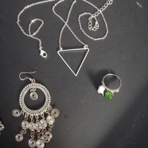 Smycken, ring, hörjängen, halsband - Örhängen: 25 kr, Ring: 20 kr, Halsband: 20 kr, eller allt för 50 kr