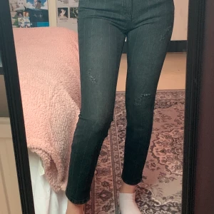 Jeans - Jeans från Lindex i storlek 34. Använda 1 gång. Är 167 lång, skulle passa nån kanske lite kortar/mindre då jag tycker dom åker ner lite/sitter lite konstigt efter ett tag, kanske ändras i tvätten. 💓 Skicka DM